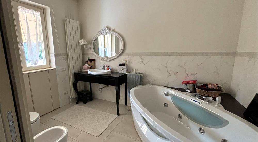 Bagno camera matrimoniale con vasca idromassaggio