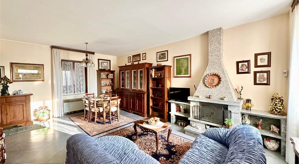 Soggiorno con camino al piano terra