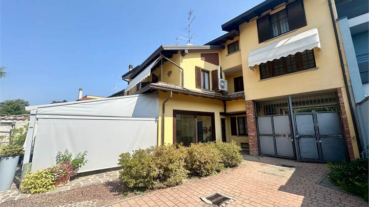 GALLIATE - CASA INDIPENDENTE 
